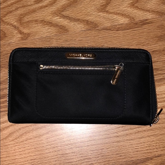 Michael Kors Handbags - ❗️lowest❗️Michael kors wallet